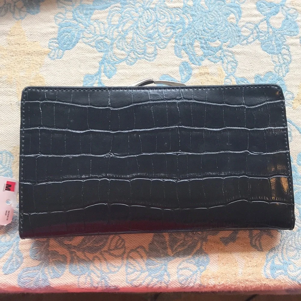 Snap clutch wallet by mundo black NWT vegan alligator